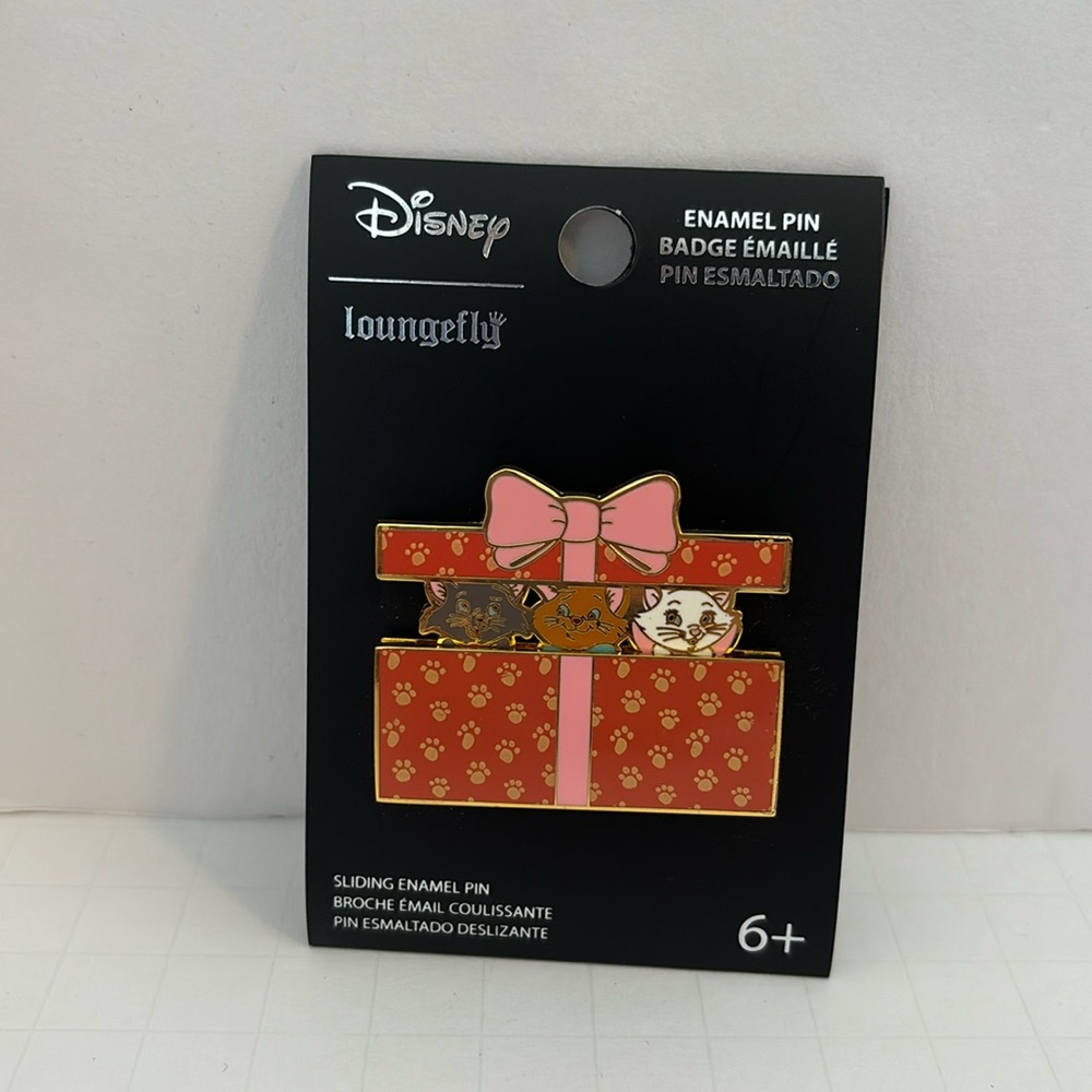Disney Loungefly Aristocats Pop up Present sliding Moving enamel pin - Marie
